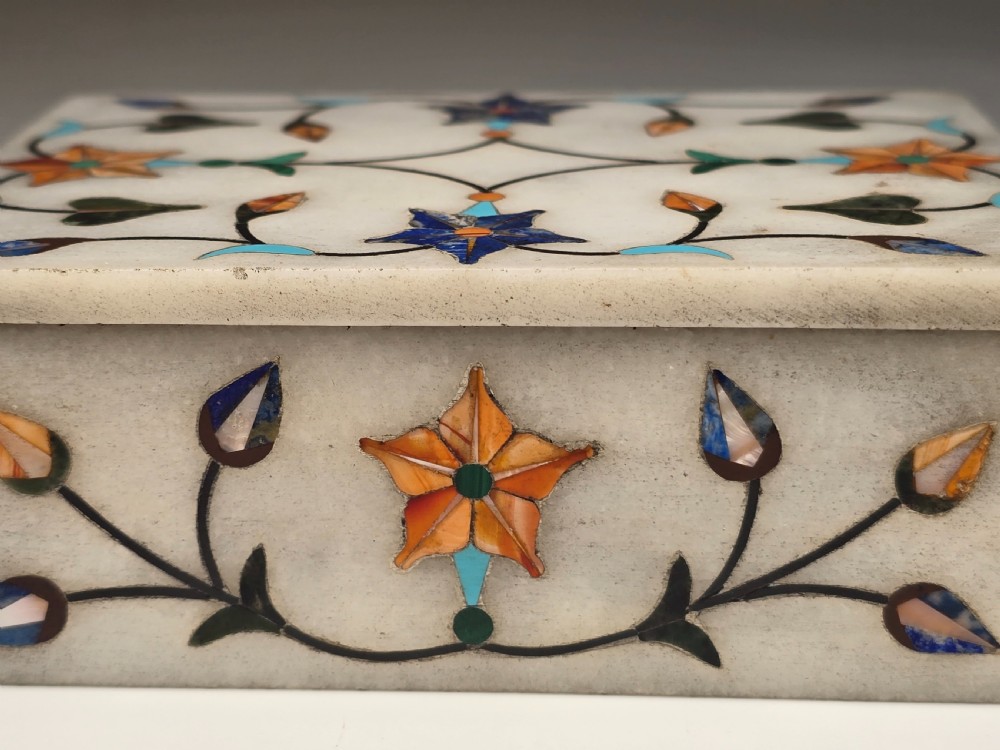 A fine Indian pietra dura marble and hardstone box, C 1900 View XI