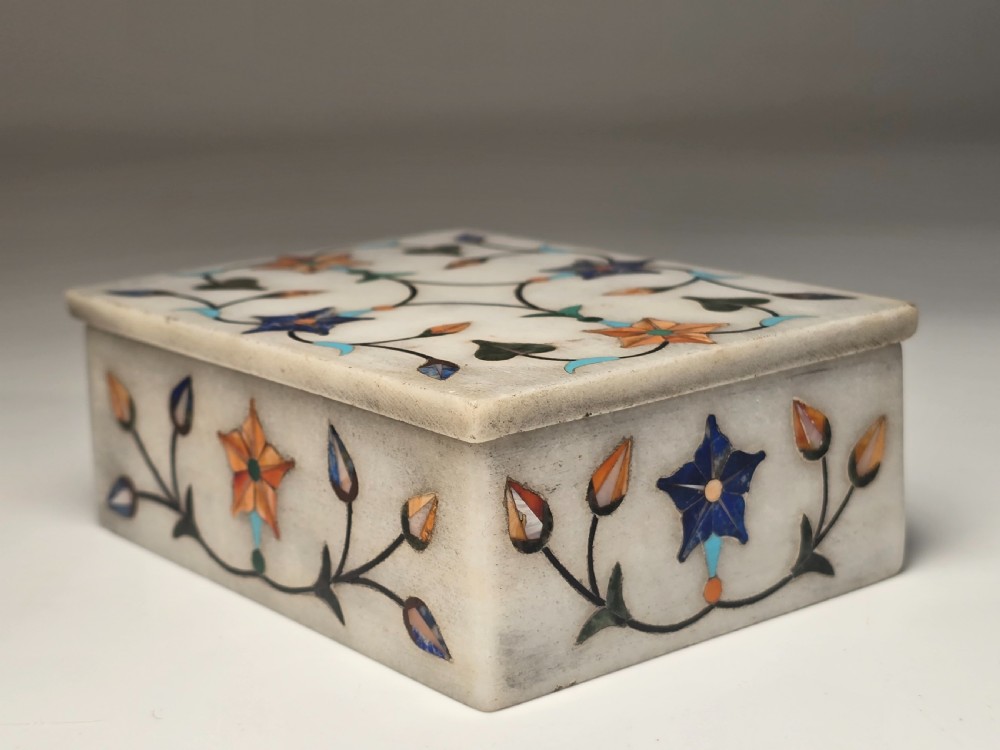 A fine Indian pietra dura marble and hardstone box, C 1900 View XII