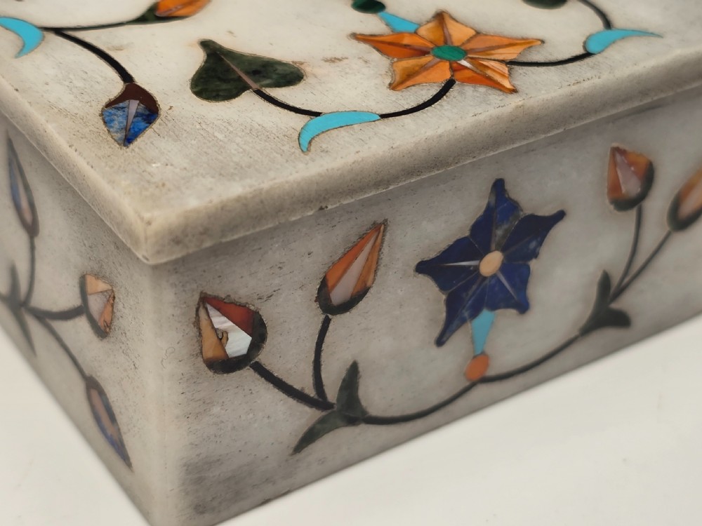 A fine Indian pietra dura marble and hardstone box, C 1900 View XIII