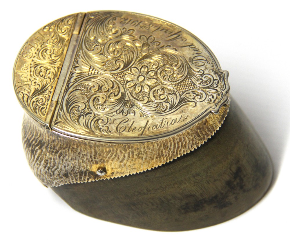 An antique Edwardian horse hoof inkwell featuring an intricately engraved hinged silver-gilt lid with foliate scrolls and a dated memorial inscription. View II