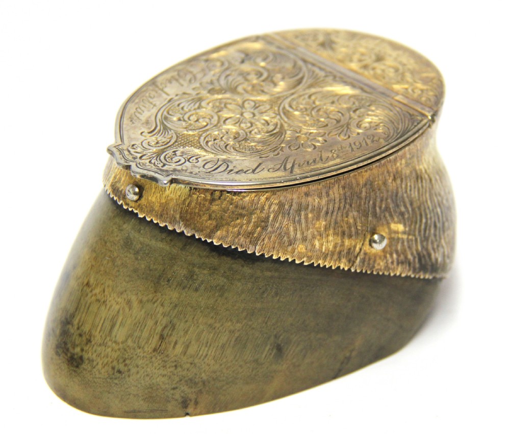 An antique Edwardian horse hoof inkwell featuring an intricately engraved hinged silver-gilt lid with foliate scrolls and a dated memorial inscription. View III