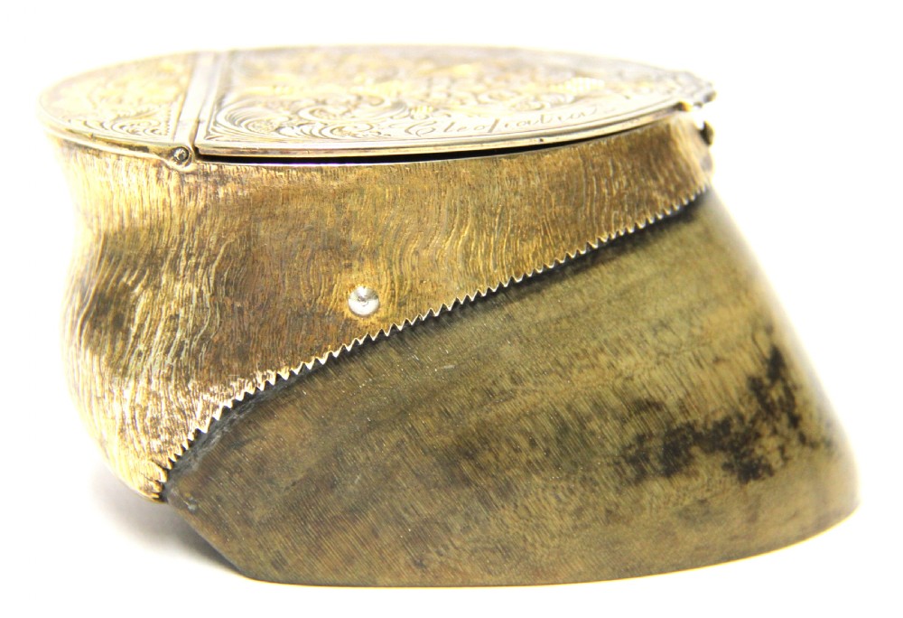 An antique Edwardian horse hoof inkwell featuring an intricately engraved hinged silver-gilt lid with foliate scrolls and a dated memorial inscription. View IV