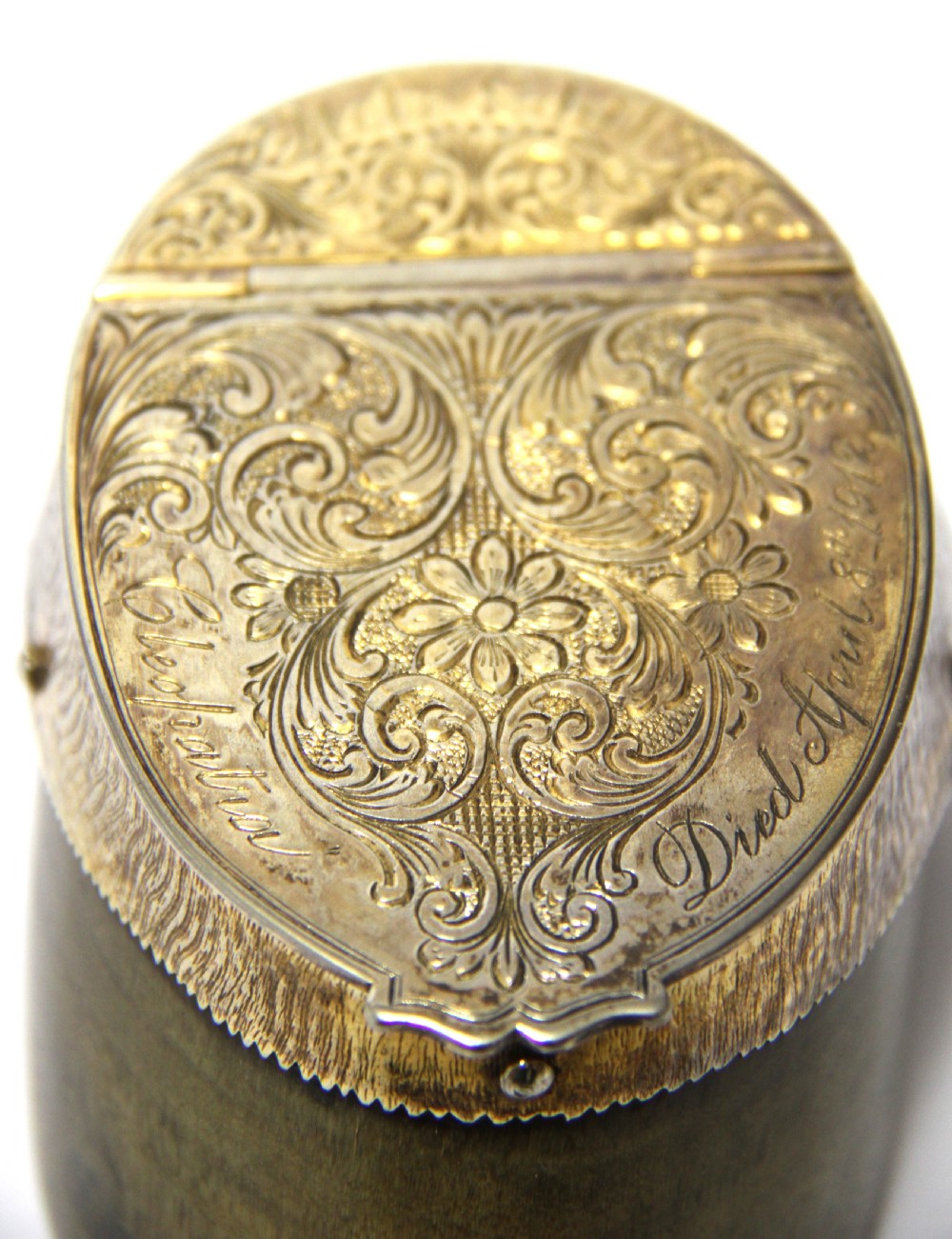 An antique Edwardian horse hoof inkwell featuring an intricately engraved hinged silver-gilt lid with foliate scrolls and a dated memorial inscription. View VIII