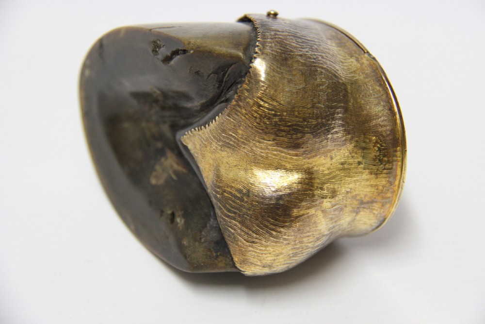 An antique Edwardian horse hoof inkwell featuring an intricately engraved hinged silver-gilt lid with foliate scrolls and a dated memorial inscription. View XII