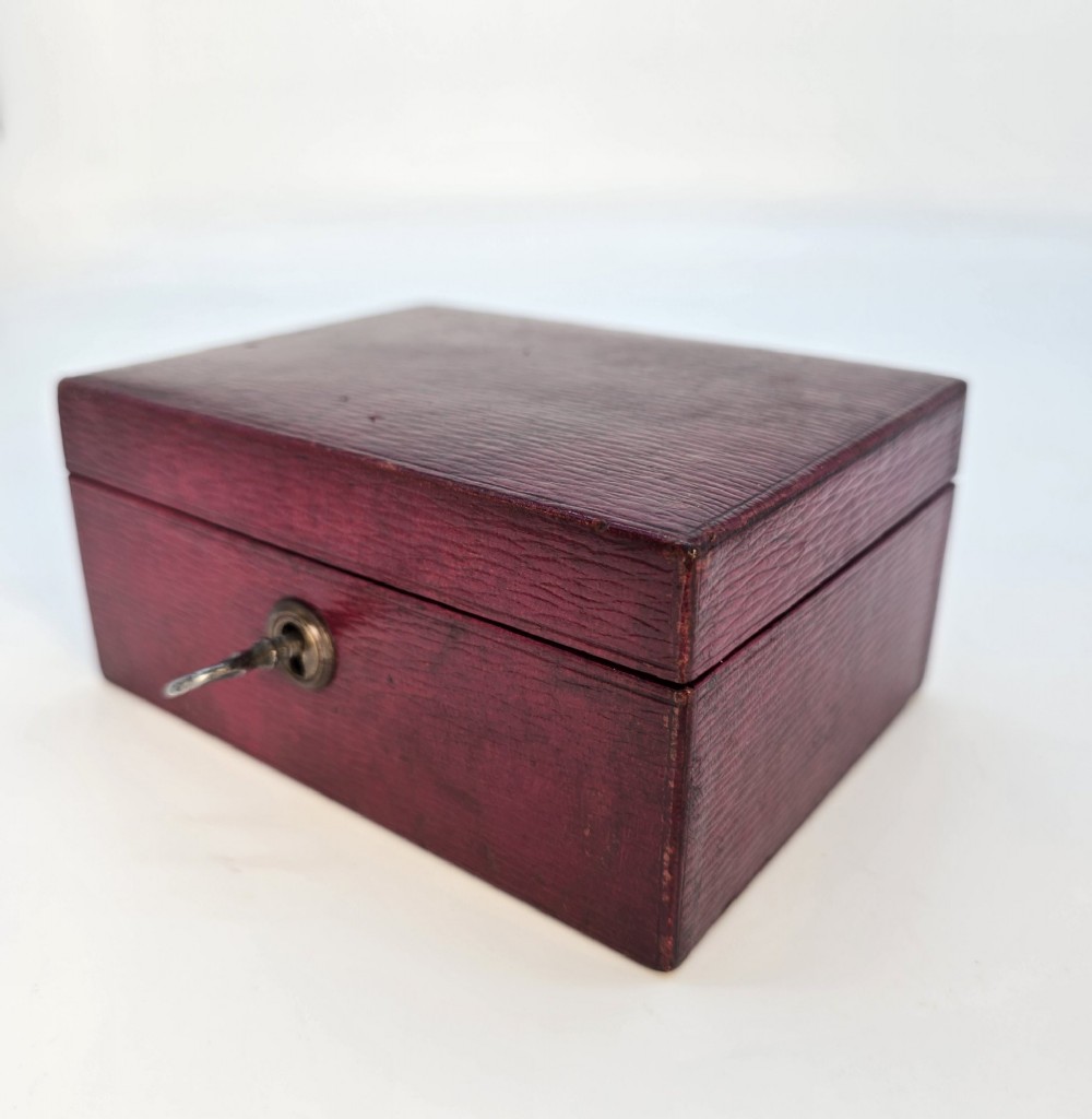 A late Victorian bullion box in red Moroccan leather View XIV