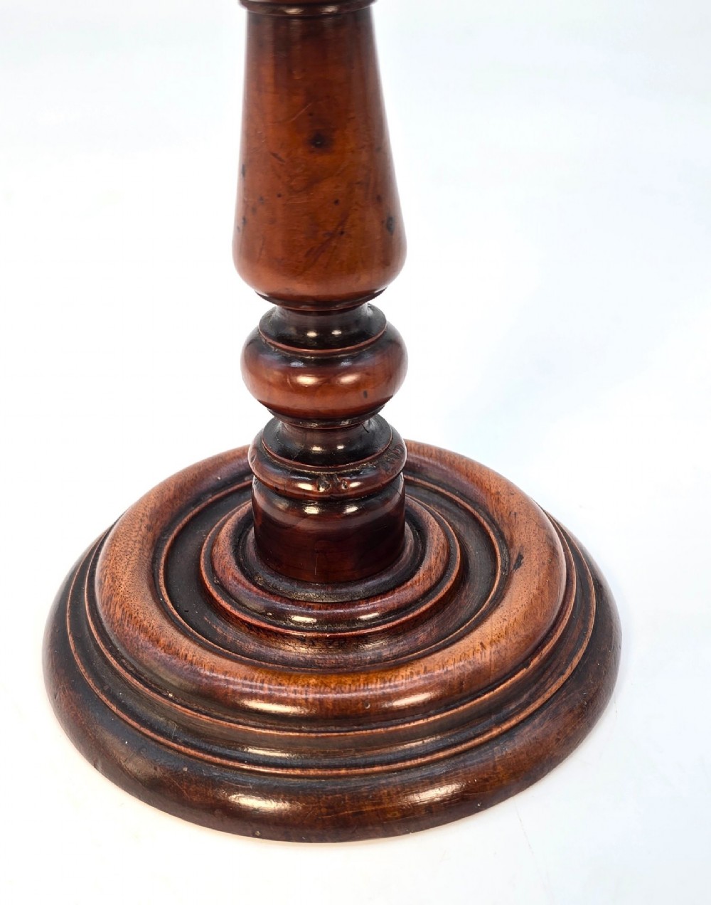 Pair of turned 18th-century English yew wood wig stands featuring smooth domed tops and turned baluster stems on circular moulded bases. View V