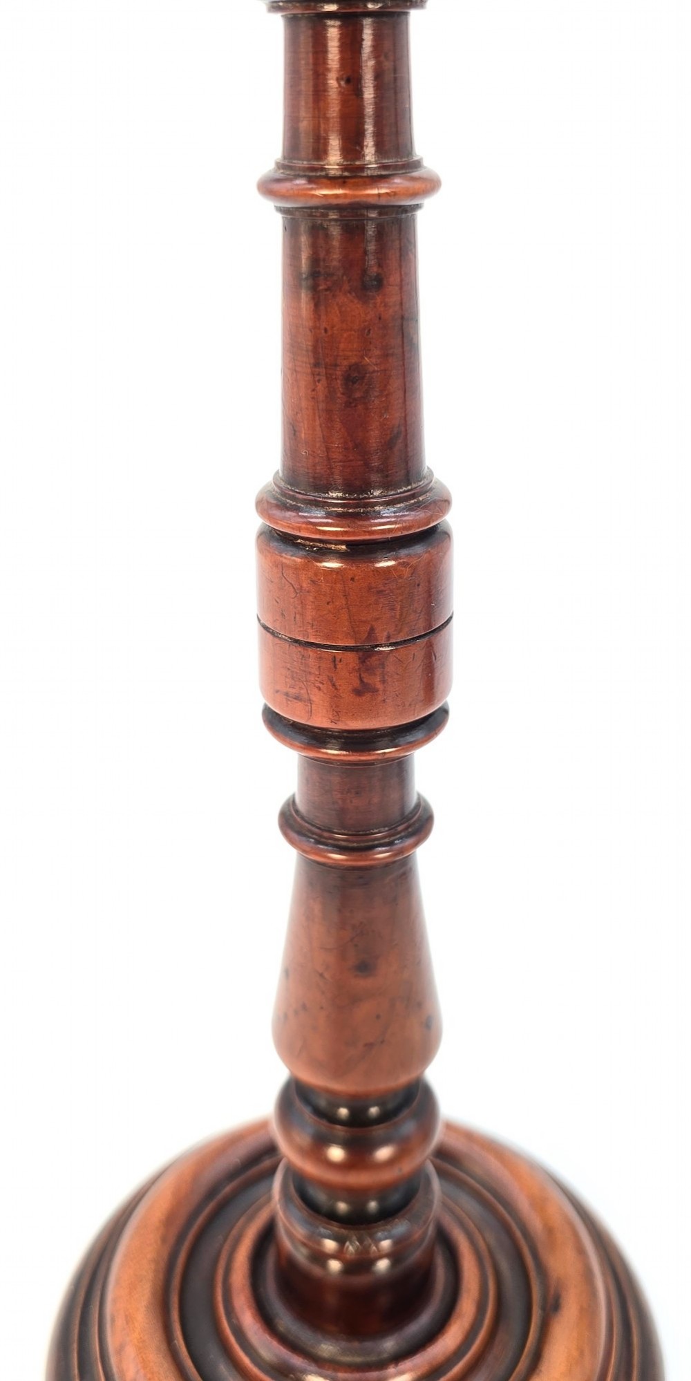 Pair of turned 18th-century English yew wood wig stands featuring smooth domed tops and turned baluster stems on circular moulded bases. View VI