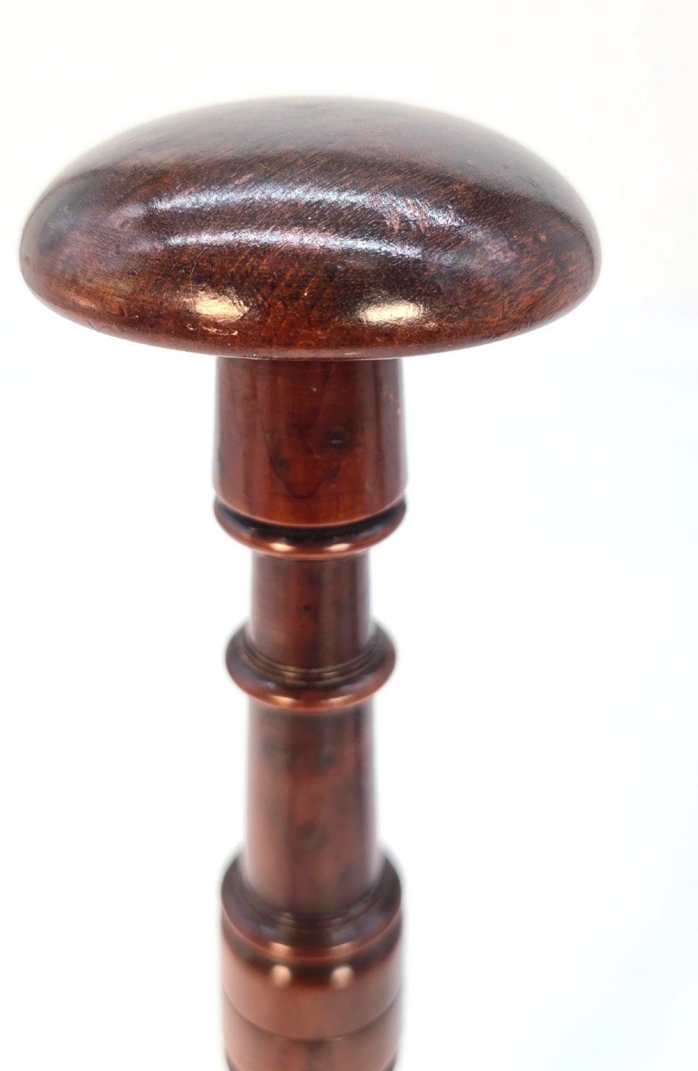 Pair of turned 18th-century English yew wood wig stands featuring smooth domed tops and turned baluster stems on circular moulded bases. View VII