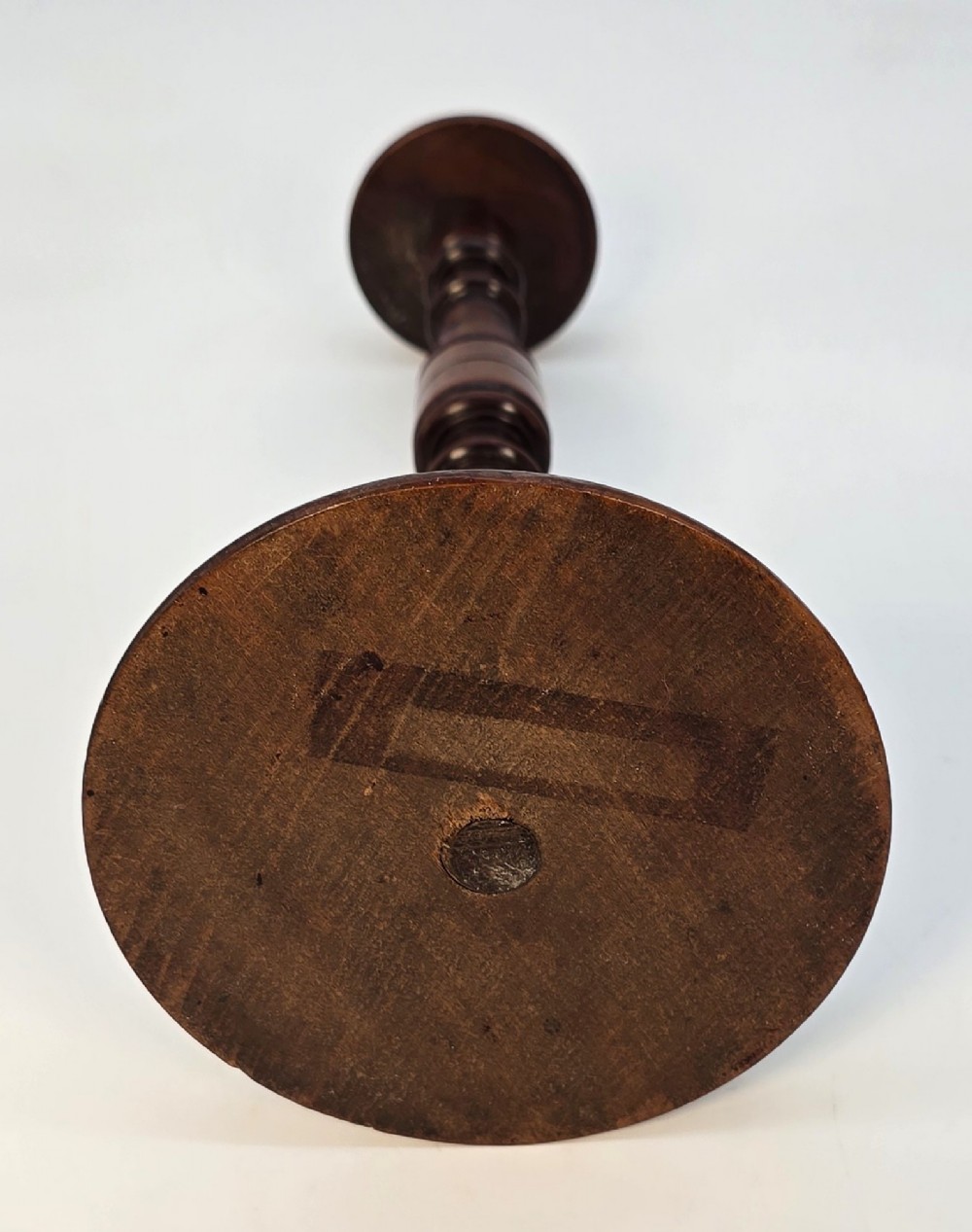 Pair of turned 18th-century English yew wood wig stands featuring smooth domed tops and turned baluster stems on circular moulded bases. View VIII