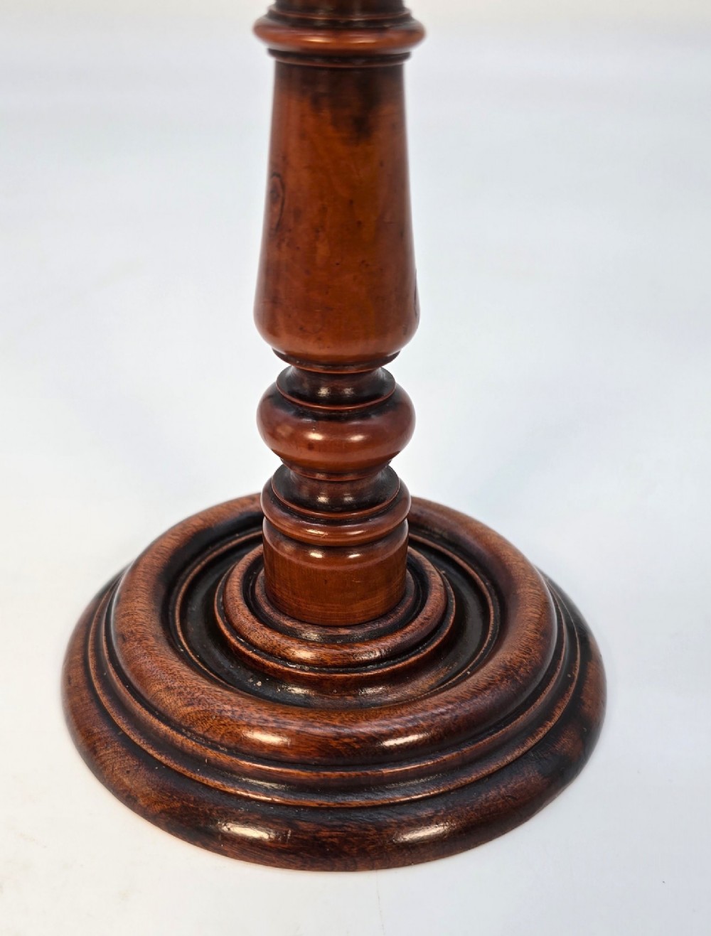 Pair of turned 18th-century English yew wood wig stands featuring smooth domed tops and turned baluster stems on circular moulded bases. View XI