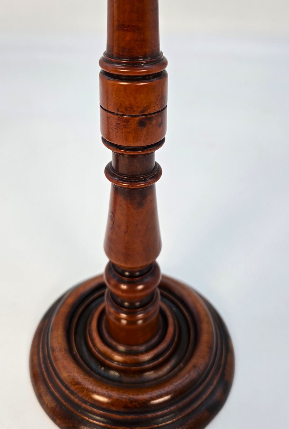 Pair of turned 18th-century English yew wood wig stands featuring smooth domed tops and turned baluster stems on circular moulded bases. View XII