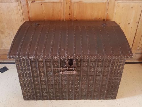 19TH C RAJASTHAN IRONBANDED DAMCHIYA DOWRY CHEST TRUNK WITH RARE LOCK - ADDITIONAL PHOTO 1