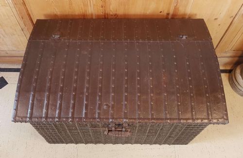 19TH C RAJASTHAN IRONBANDED DAMCHIYA DOWRY CHEST TRUNK WITH RARE LOCK - ADDITIONAL PHOTO 3