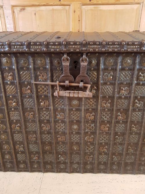 19TH C RAJASTHAN IRONBANDED DAMCHIYA DOWRY CHEST TRUNK WITH RARE LOCK - ADDITIONAL PHOTO 4