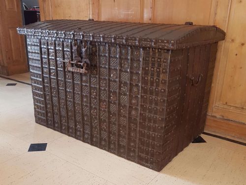 19TH C RAJASTHAN IRONBANDED DAMCHIYA DOWRY CHEST TRUNK WITH RARE LOCK - ADDITIONAL PHOTO 5