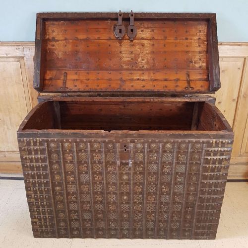 19TH C RAJASTHAN IRONBANDED DAMCHIYA DOWRY CHEST TRUNK WITH RARE LOCK - ADDITIONAL PHOTO 6