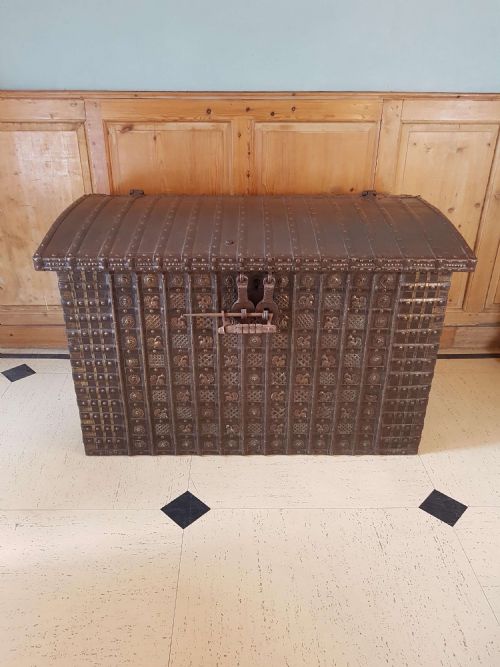 19TH C RAJASTHAN IRONBANDED DAMCHIYA DOWRY CHEST TRUNK WITH RARE LOCK - ADDITIONAL PHOTO 8