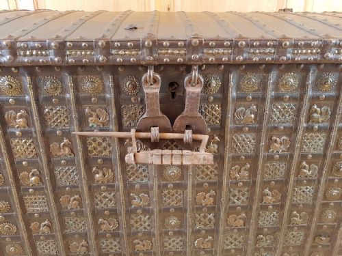 19TH C RAJASTHAN IRONBANDED DAMCHIYA DOWRY CHEST TRUNK WITH RARE LOCK - ADDITIONAL PHOTO 12