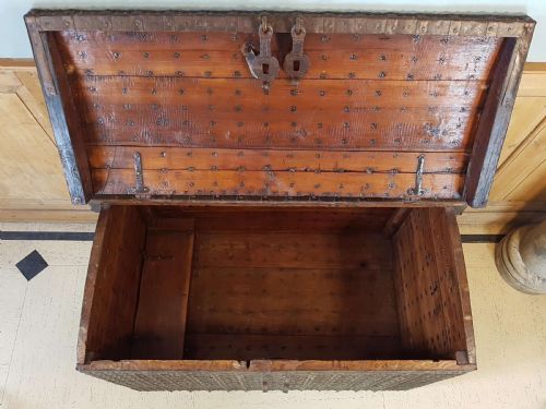 19TH C RAJASTHAN IRONBANDED DAMCHIYA DOWRY CHEST TRUNK WITH RARE LOCK - ADDITIONAL PHOTO 13