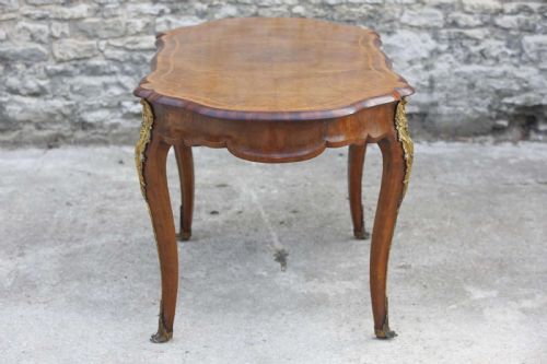 SERPENTINE DESK BURR WALNUT ORMOLU CENTER TABLE SATINWOOD CABRIOLE LEGS 19TH C - ADDITIONAL PHOTO 6