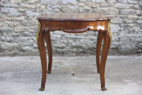 SERPENTINE DESK BURR WALNUT ORMOLU CENTER TABLE SATINWOOD CABRIOLE LEGS 19TH C - ADDITIONAL PHOTO 7