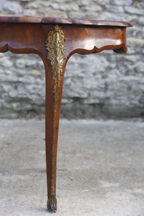 SERPENTINE DESK BURR WALNUT ORMOLU CENTER TABLE SATINWOOD CABRIOLE LEGS 19TH C - ADDITIONAL PHOTO 17