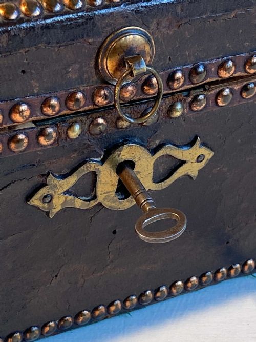 REGENCY LEATHER STUDDED CAMPAIGN CASE TRUNK BY CHAPPLE SONS INITIALS IM - ADDITIONAL PHOTO 4