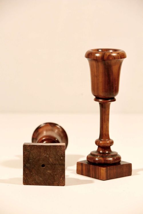 ENGLISH TURNED PAIR OF LIGNUM VITAE URN WOOD SPILL STEM VASES - ADDITIONAL PHOTO 6