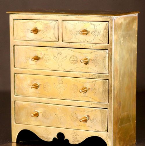 JEWELRY BOX APPRENTICE CHEST BRASS ENGRAVED THISTLE MINIATURE - ADDITIONAL PHOTO 2