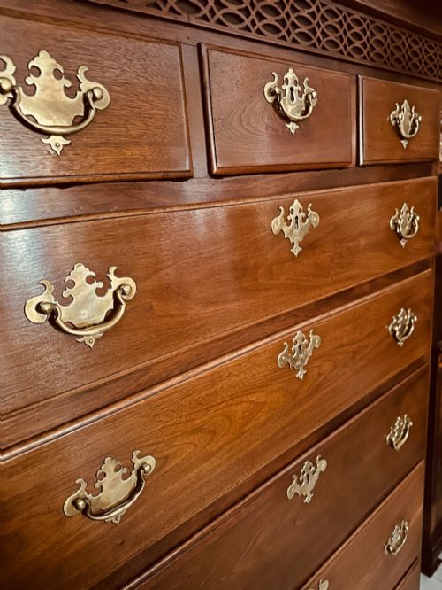 TALL GRADUATED CHEST OF DRAWERS IN WALNUT C1850 - ADDITIONAL PHOTO 1