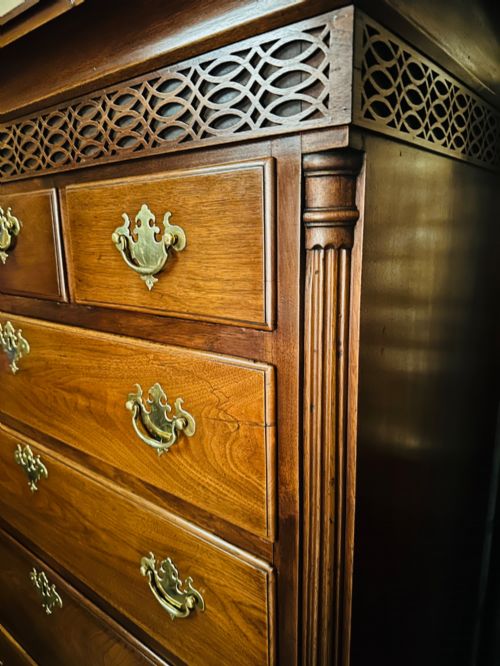 TALL GRADUATED CHEST OF DRAWERS IN WALNUT C1850 - ADDITIONAL PHOTO 2