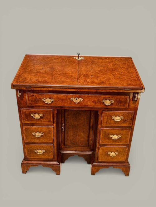KNEEHOLE BUREAU IN BURR OAK & MAHOGANY C1800 A small country made kneehole bureau, pine ca
