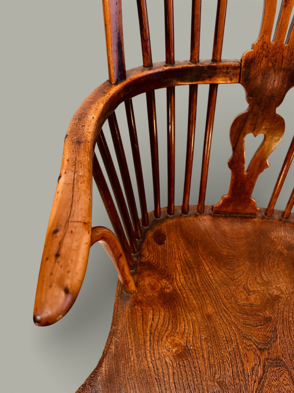 An eighteenth-century Windsor armchair crafted from yew wood and elm featuring a curved hoop back, pierced splat, shaped saddle seat, and cabriole front legs. View VIII