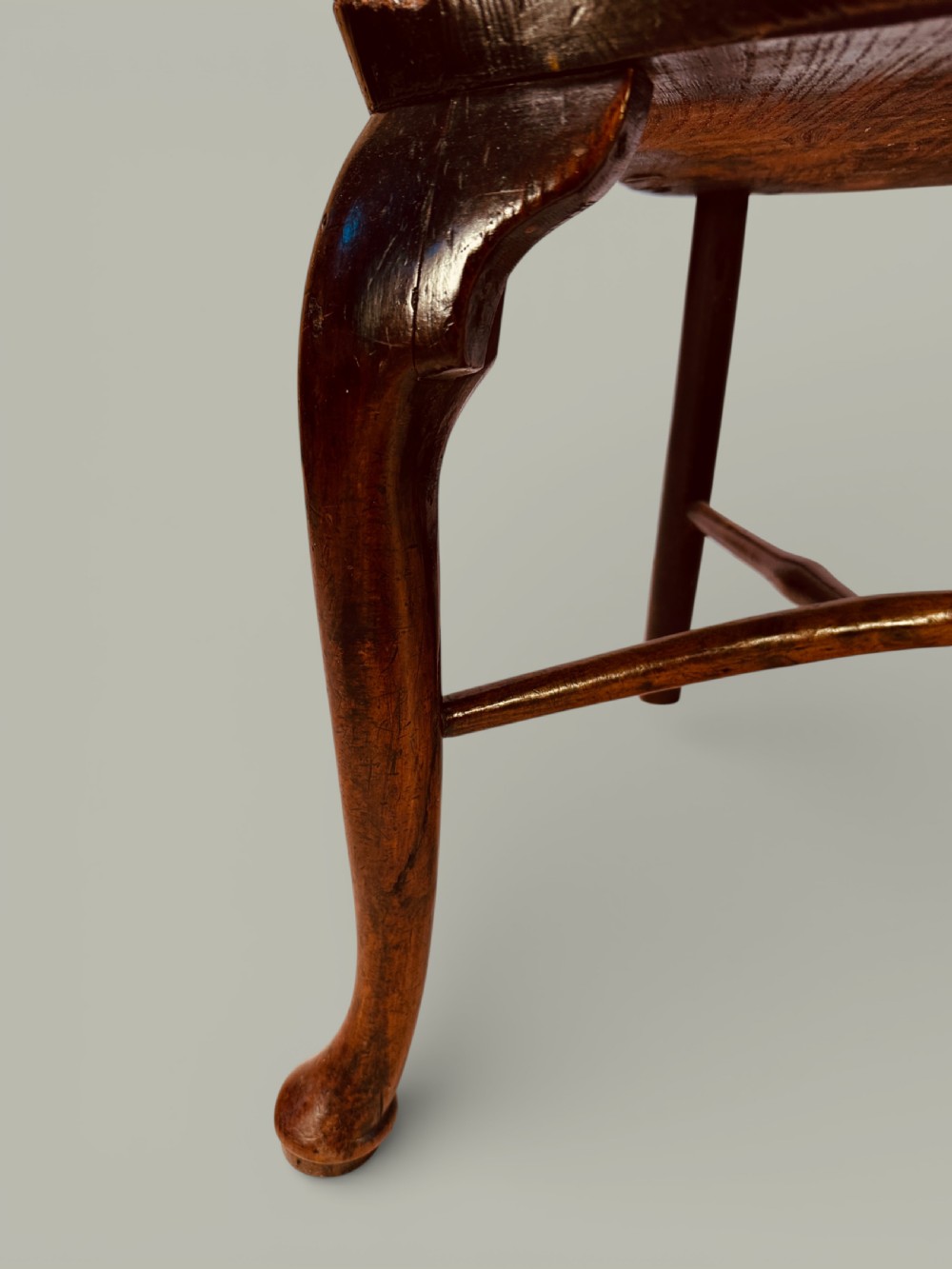 An eighteenth-century Windsor armchair crafted from yew wood and elm featuring a curved hoop back, pierced splat, shaped saddle seat, and cabriole front legs. View IX
