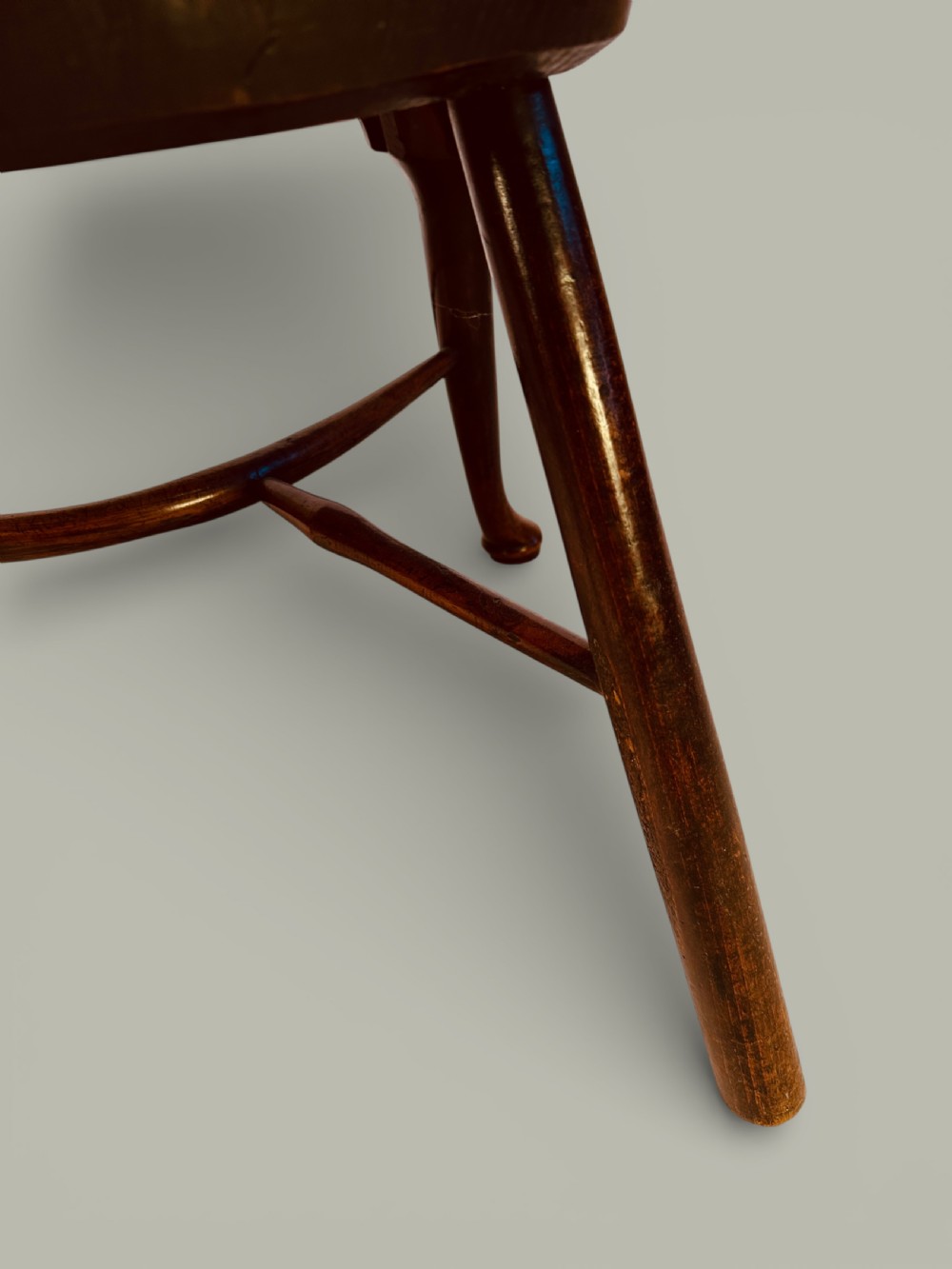 An eighteenth-century Windsor armchair crafted from yew wood and elm featuring a curved hoop back, pierced splat, shaped saddle seat, and cabriole front legs. View XI