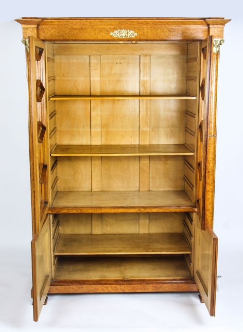 ANTIQUE FRENCH CHARLES X BURR MAPLE AND ORMOLU BOOKCASE CIRCA 1820 19TH C - ADDITIONAL PHOTO 10