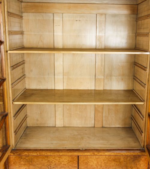 ANTIQUE FRENCH CHARLES X BURR MAPLE AND ORMOLU BOOKCASE CIRCA 1820 19TH C - ADDITIONAL PHOTO 12
