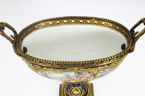 ANTIQUE PARIS PORCELAIN ORMOLU MOUNTED THREE PIECE GARNITURE CIRCA 1900 - ADDITIONAL PHOTO 4