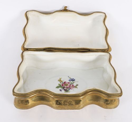 ANTIQUE LARGE FRENCH SEVRES GOLDEN PORCELAIN CASKET 19TH C - ADDITIONAL PHOTO 1