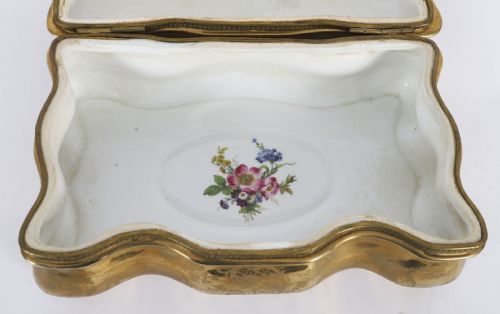 ANTIQUE LARGE FRENCH SEVRES GOLDEN PORCELAIN CASKET 19TH C - ADDITIONAL PHOTO 2