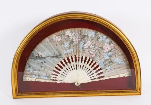 ANTIQUE FRENCH FRAMED HANDPAINTED SILK FAN GILDED BOX FRAME LATE 18TH CENTURY - ADDITIONAL PHOTO 1