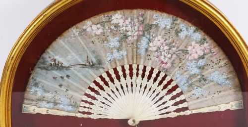 ANTIQUE FRENCH FRAMED HANDPAINTED SILK FAN GILDED BOX FRAME LATE 18TH CENTURY - ADDITIONAL PHOTO 3