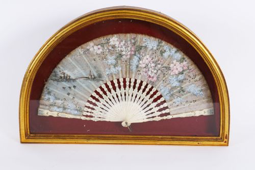 ANTIQUE FRENCH FRAMED HANDPAINTED SILK FAN GILDED BOX FRAME LATE 18TH CENTURY - ADDITIONAL PHOTO 4