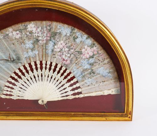 ANTIQUE FRENCH FRAMED HANDPAINTED SILK FAN GILDED BOX FRAME LATE 18TH CENTURY - ADDITIONAL PHOTO 5