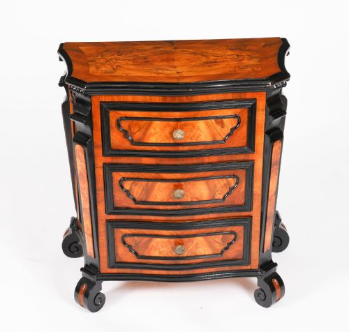 ANTIQUE PAIR ITALIAN BURR WALNUT SERPENTINE BEDSIDE CHESTS 18TH C - ADDITIONAL PHOTO 6