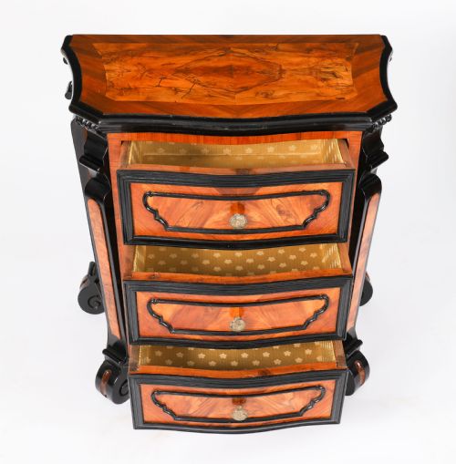ANTIQUE PAIR ITALIAN BURR WALNUT SERPENTINE BEDSIDE CHESTS 18TH C - ADDITIONAL PHOTO 11