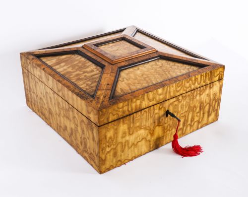 ANTIQUE LARGE VICTORIAN BURR MAPLE WOOD AND BURR WALNUT CASKET 19TH C
