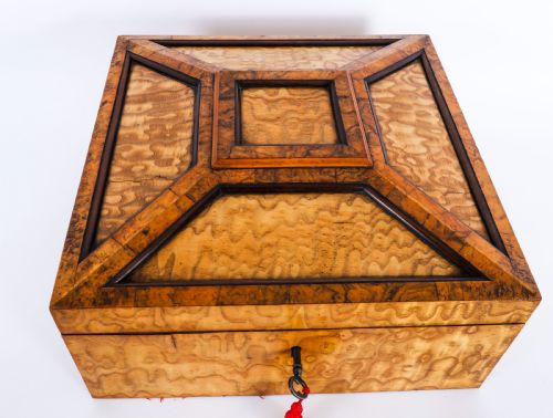 ANTIQUE LARGE VICTORIAN BURR MAPLE WOOD AND BURR WALNUT CASKET 19TH C - ADDITIONAL PHOTO 1
