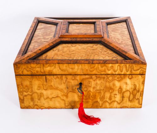 ANTIQUE LARGE VICTORIAN BURR MAPLE WOOD AND BURR WALNUT CASKET 19TH C - ADDITIONAL PHOTO 2