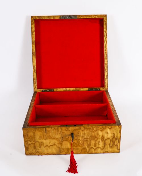 ANTIQUE LARGE VICTORIAN BURR MAPLE WOOD AND BURR WALNUT CASKET 19TH C - ADDITIONAL PHOTO 4